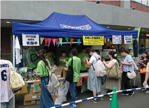 選手のサイン入りボトルが当たる抽選会も!